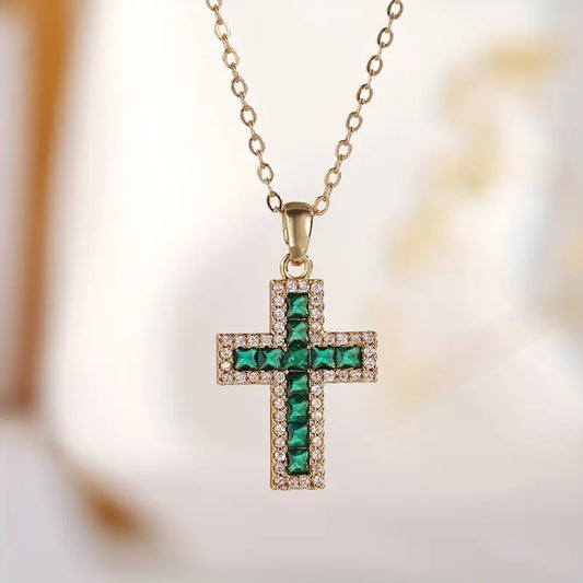 Solene Smaragdi Cross Pendant Kaulakoru | Kulta