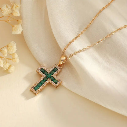 Solene Smaragdi Cross Pendant Kaulakoru | Kulta
