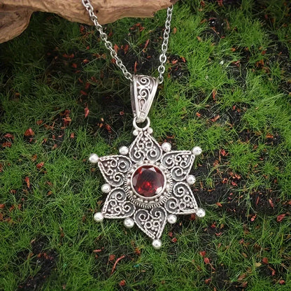 Hopea Rubiini Star Pendant Kaulakoru