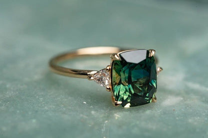 Vintage-Inspired Green Gemstone Sormus | Kulta