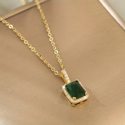 Kulta Smaragdi Rectangular Halo Kaulakoru