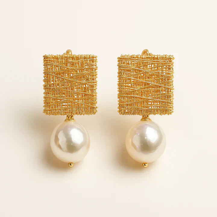Elegant Golden Thread Helmikorvakorut