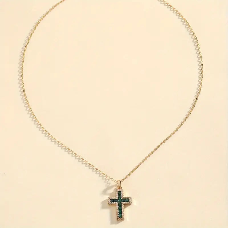 Solene Smaragdi Cross Pendant Kaulakoru | Kulta