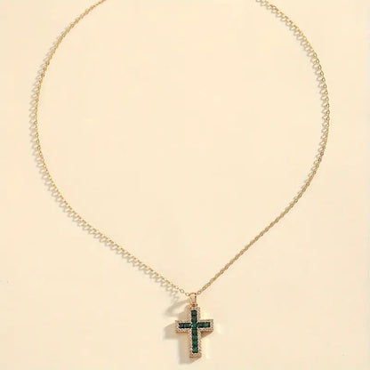 Solene Smaragdi Cross Pendant Kaulakoru | Kulta