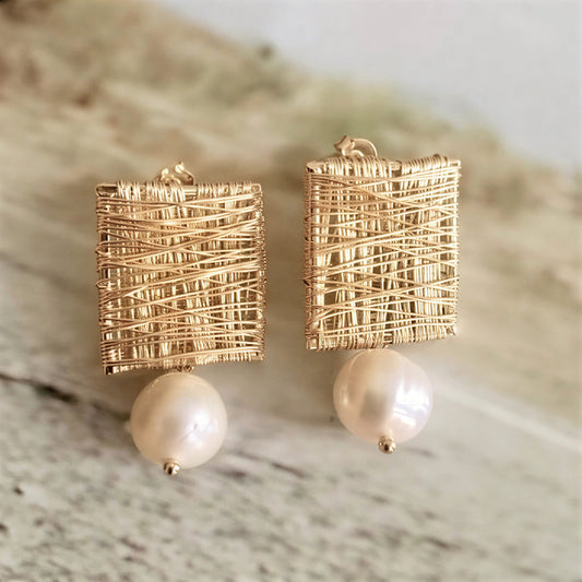 Elegant Golden Thread Helmikorvakorut