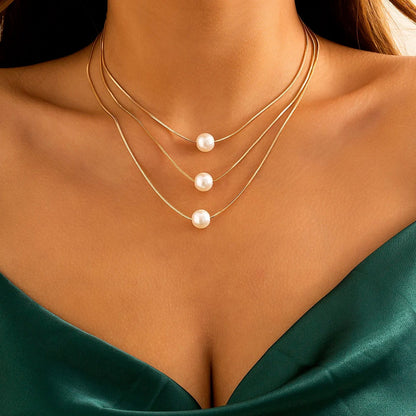 Elegant Triple Helmikaulakoru